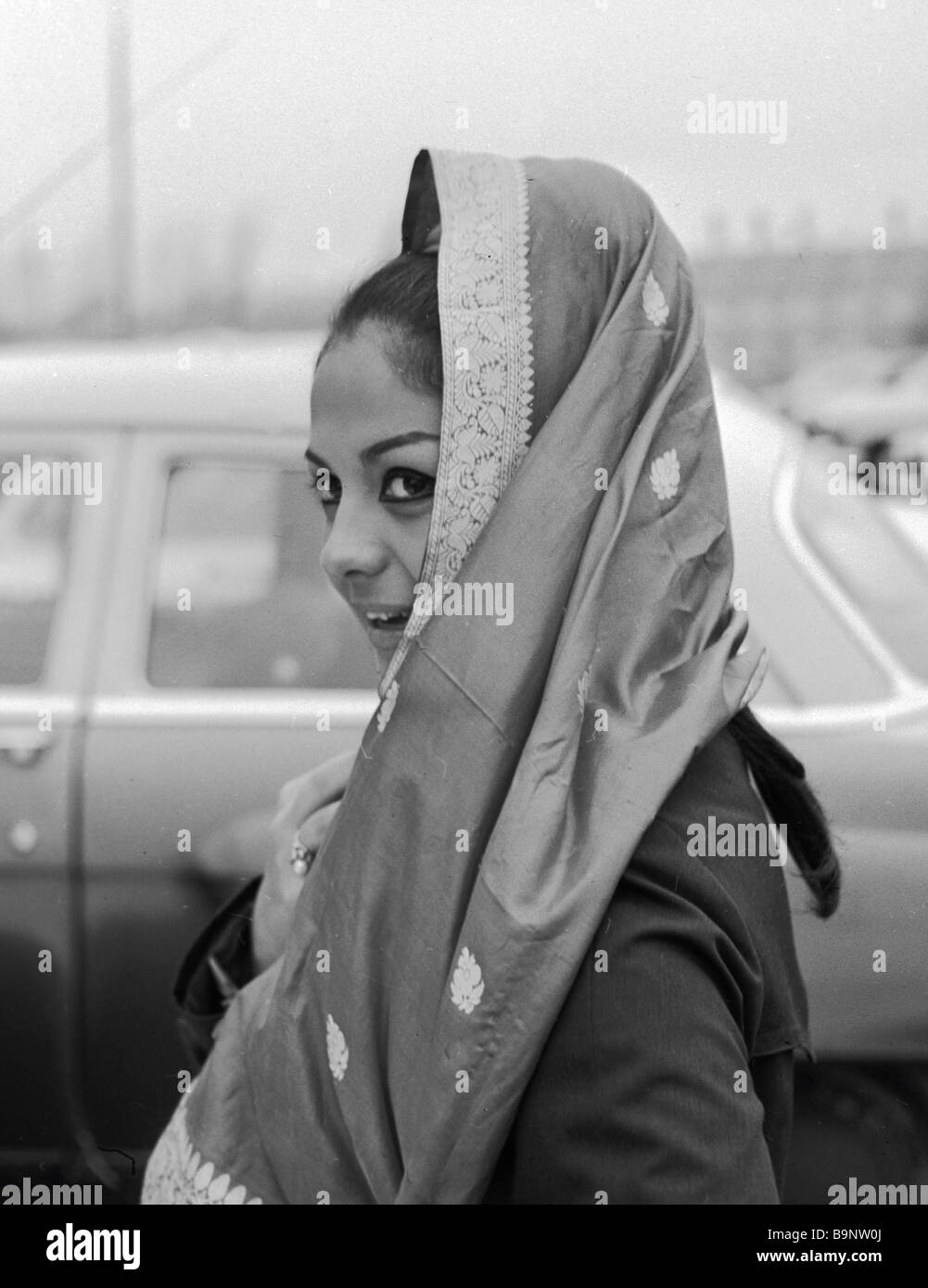 Zizi Mustafa une actrice de cinéma de la République Arabe Unie de prendre  une promenade le long des rues de Moscou Photo Stock - Alamy