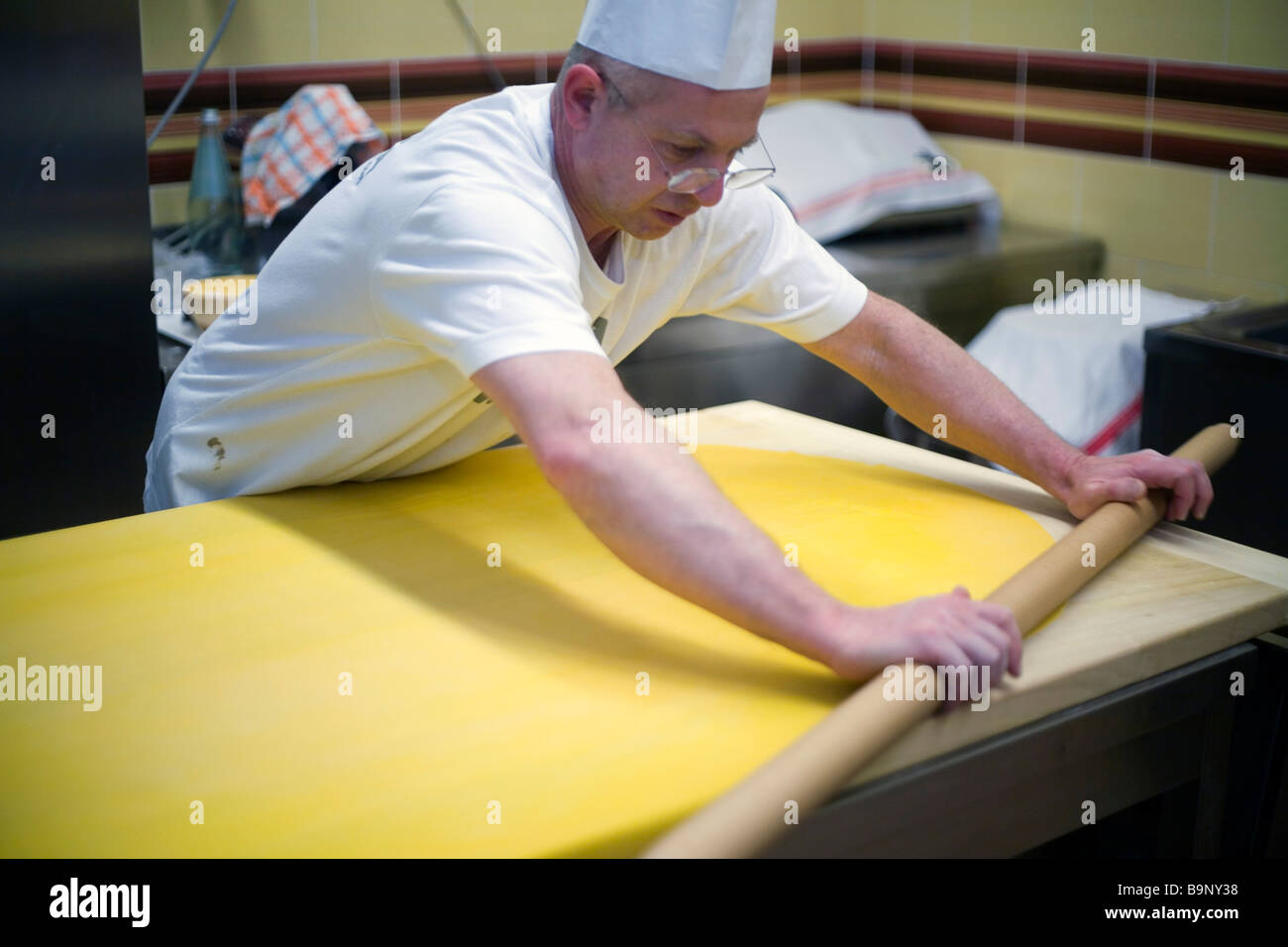 Un chef roule pour pâtes tortellini à la boulangerie Osteria dell'Orsa Banque D'Images