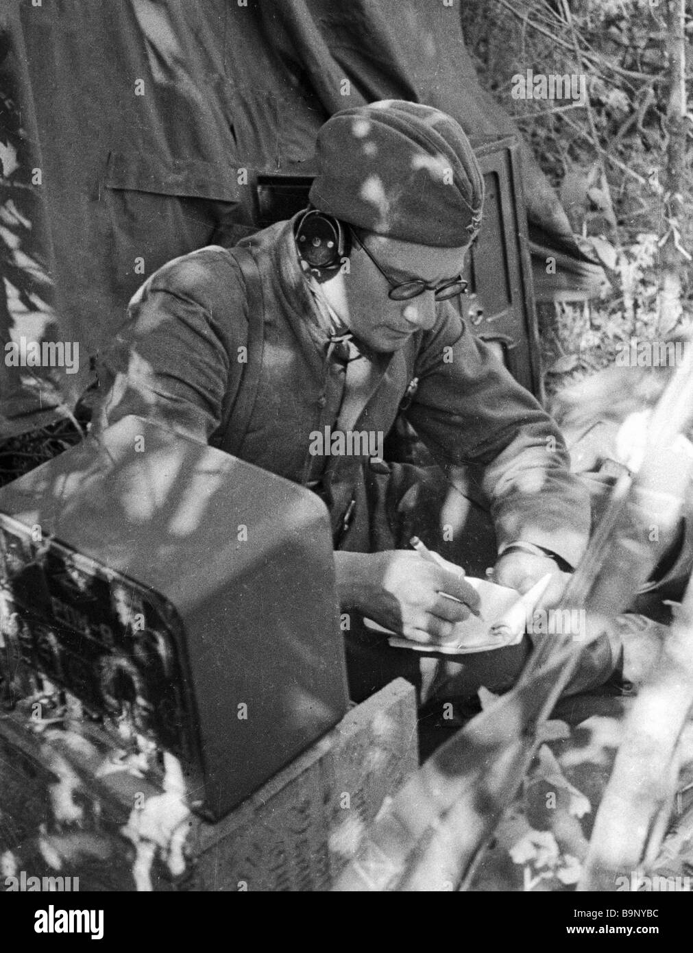L'opérateur radio reçoit de l'information communiqué du Bureau soviétique pendant la Grande Guerre Patriotique Banque D'Images