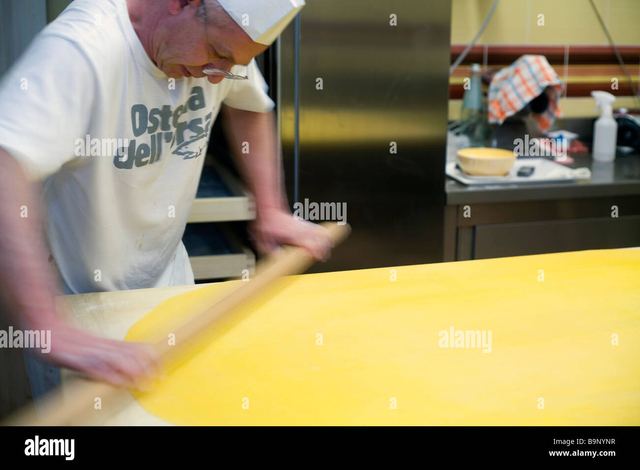 Un chef roule pour pâtes tortellini à la boulangerie Osteria dell'Orsa Banque D'Images