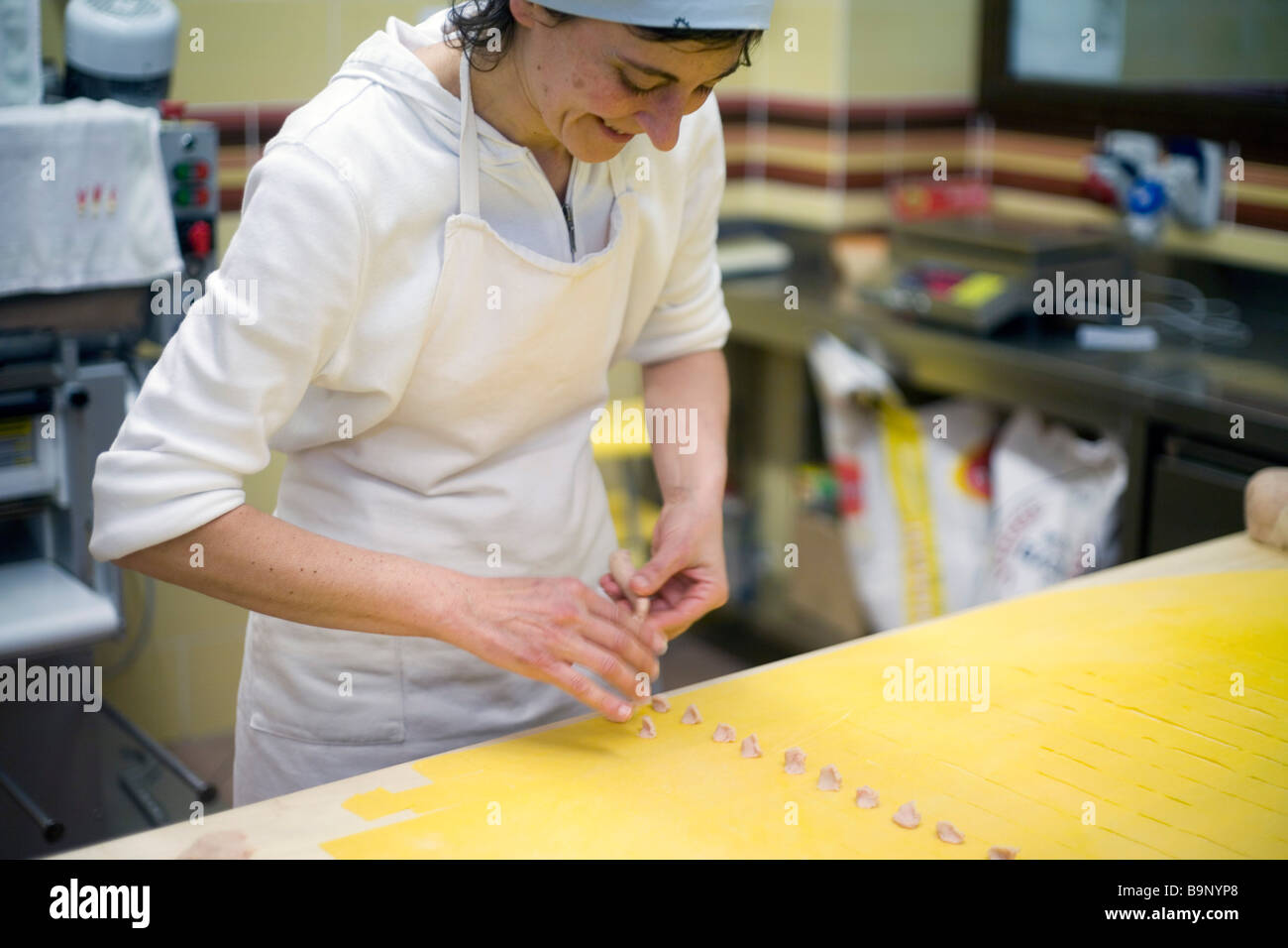 Laura un chef permet à la boulangerie tortellini Osteria dell'Orsa Banque D'Images