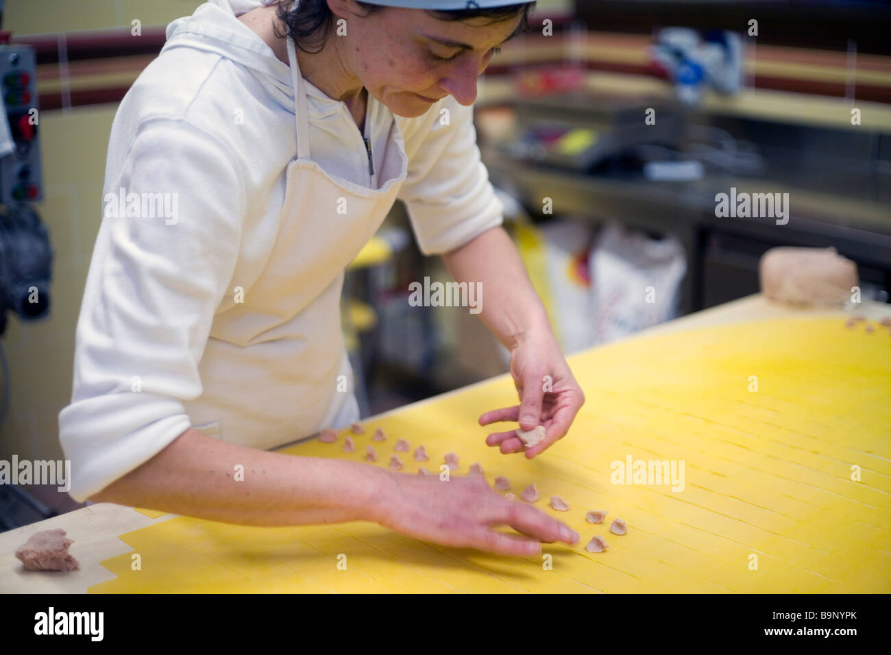 Laura un chef permet à la boulangerie tortellini Osteria dell'Orsa Banque D'Images