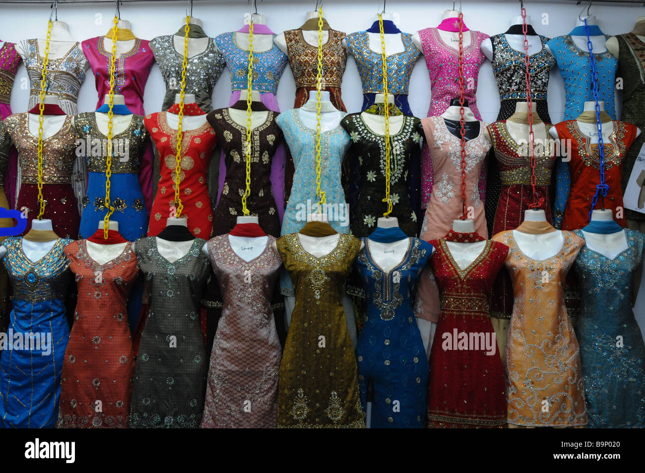 Saris à l'affiche au marché Tekka à Singapour. Banque D'Images