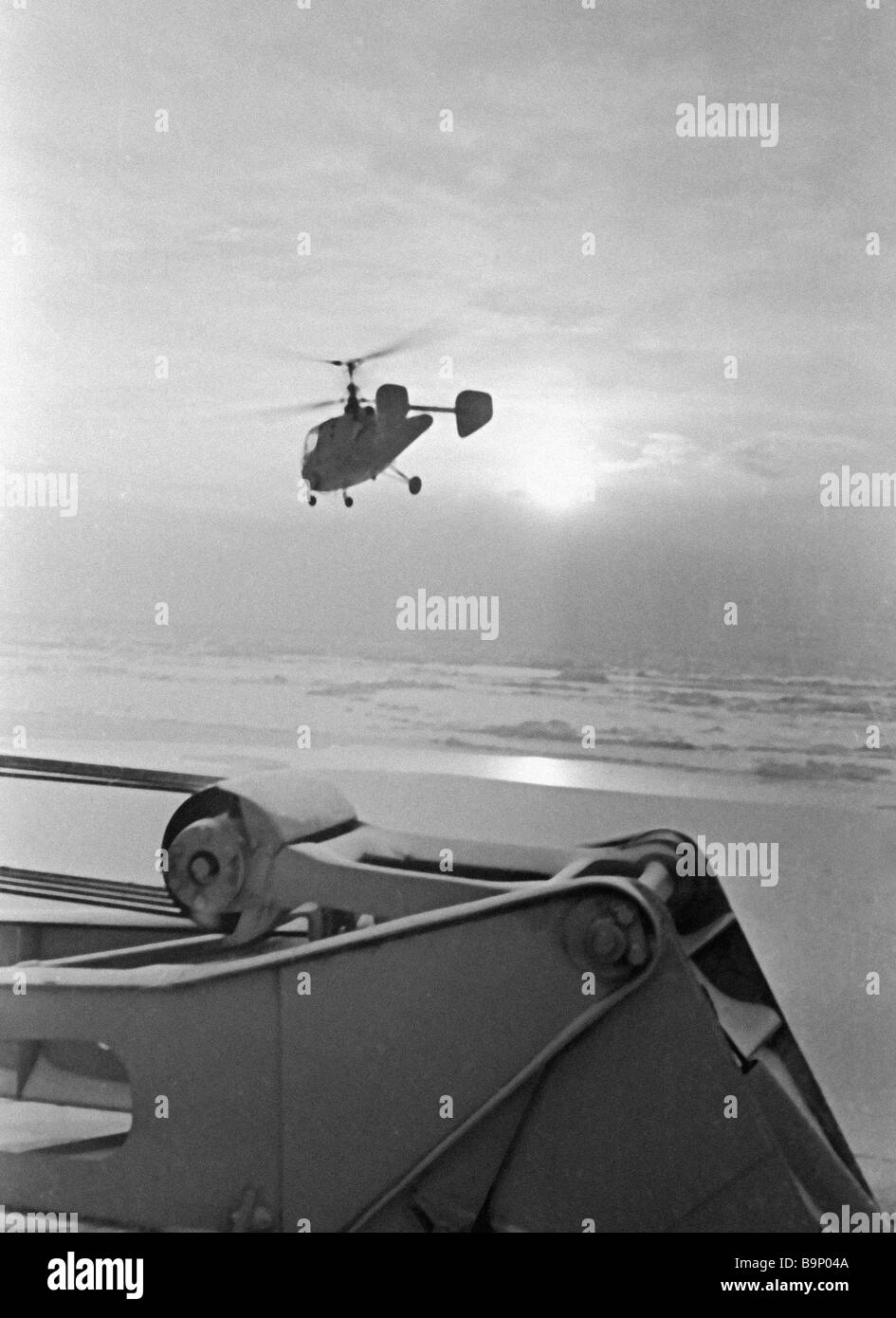 L'atterrissage d'hélicoptère sur le pont du brise-glace à propulsion nucléaire Lénine après la reconnaissance des glaces Banque D'Images