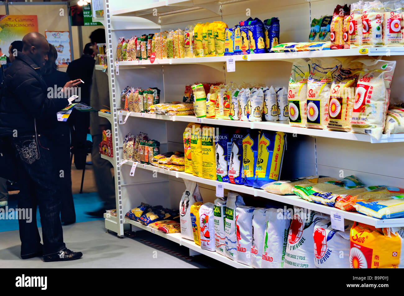 PARIS, FRANCE, supermarché d'alimentation ethnique magasins, Arabian, Man shopping, acheteur choix des marchandises, dans le 'CATI Supermarket' biens de consommation emballés Banque D'Images
