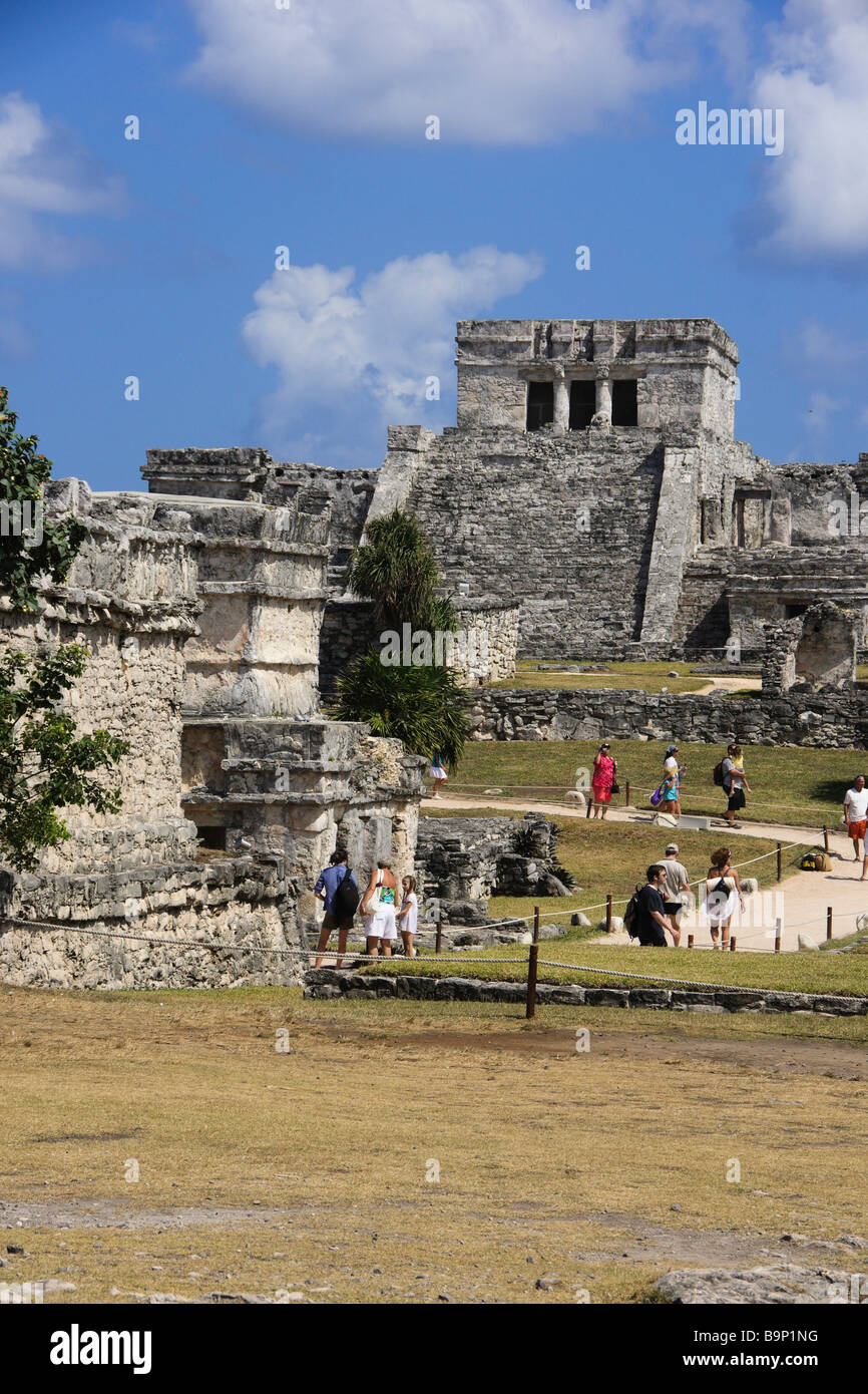 Mexique Yucatan Tulum 2009 l'ancienne ville fortifiée en ruines Maya temples avec vue sur le château plus haut bâtiment Banque D'Images