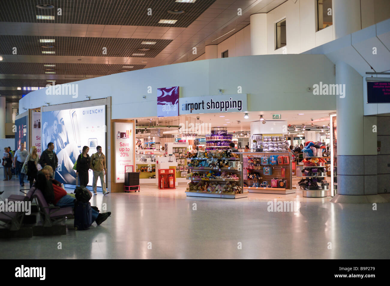 Départ de l'aéroport l'aéroport de Manchester UK espace shopping Banque D'Images