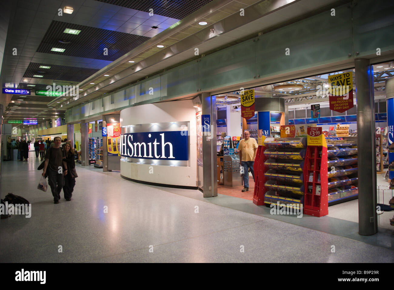 Départ de l'aéroport l'aéroport de Manchester UK espace shopping Banque D'Images