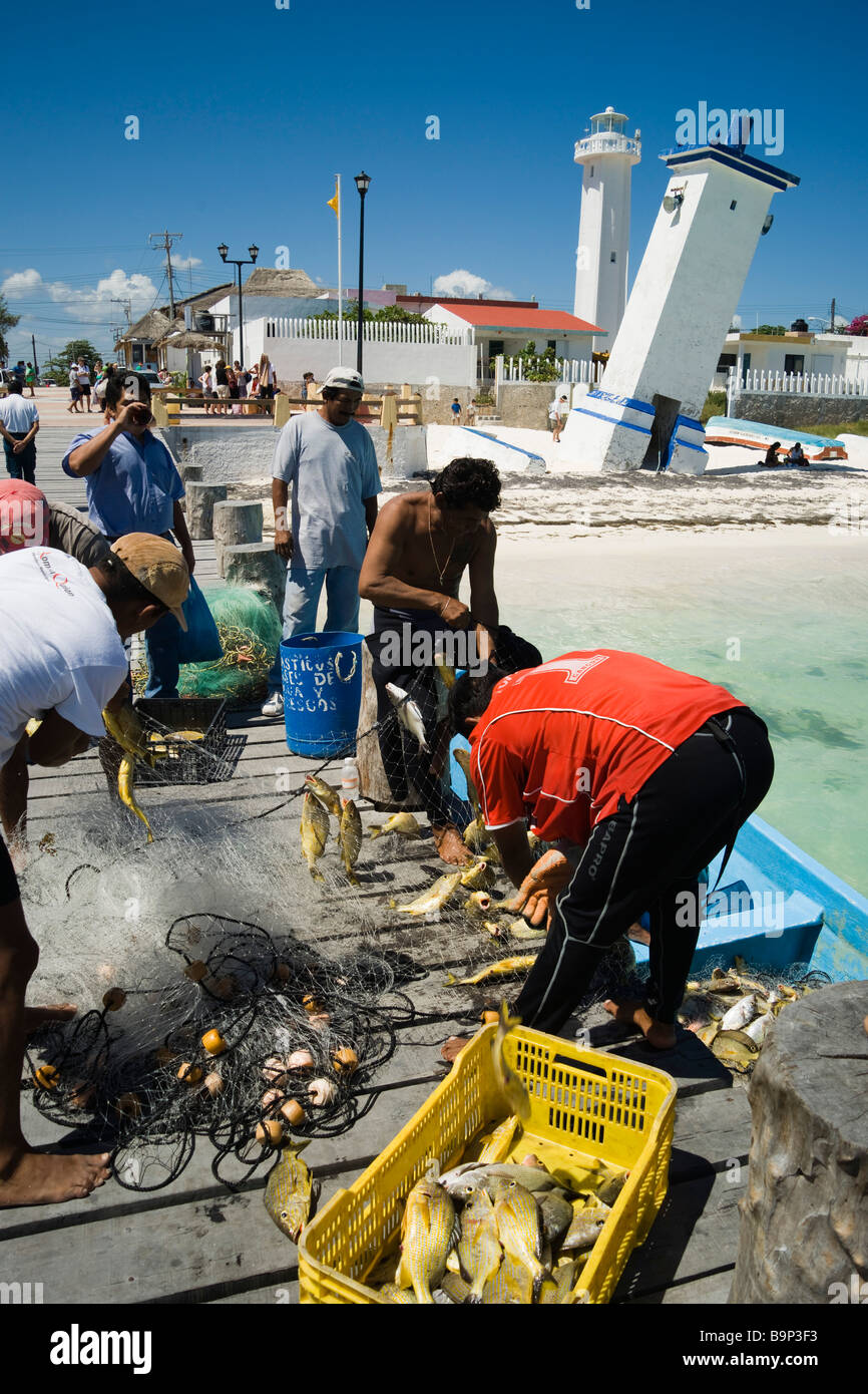 Yucatan Mexique Puerto Morelos 2009 les pêcheurs utilisent des filets pour attraper les poissons de récif pour restaurants locaux Banque D'Images Yucatan Mexique Puerto Morelos 2009 les pêcheurs utilisent des filets pour attraper les poissons de récif pour restaurants locaux Banque D'Images