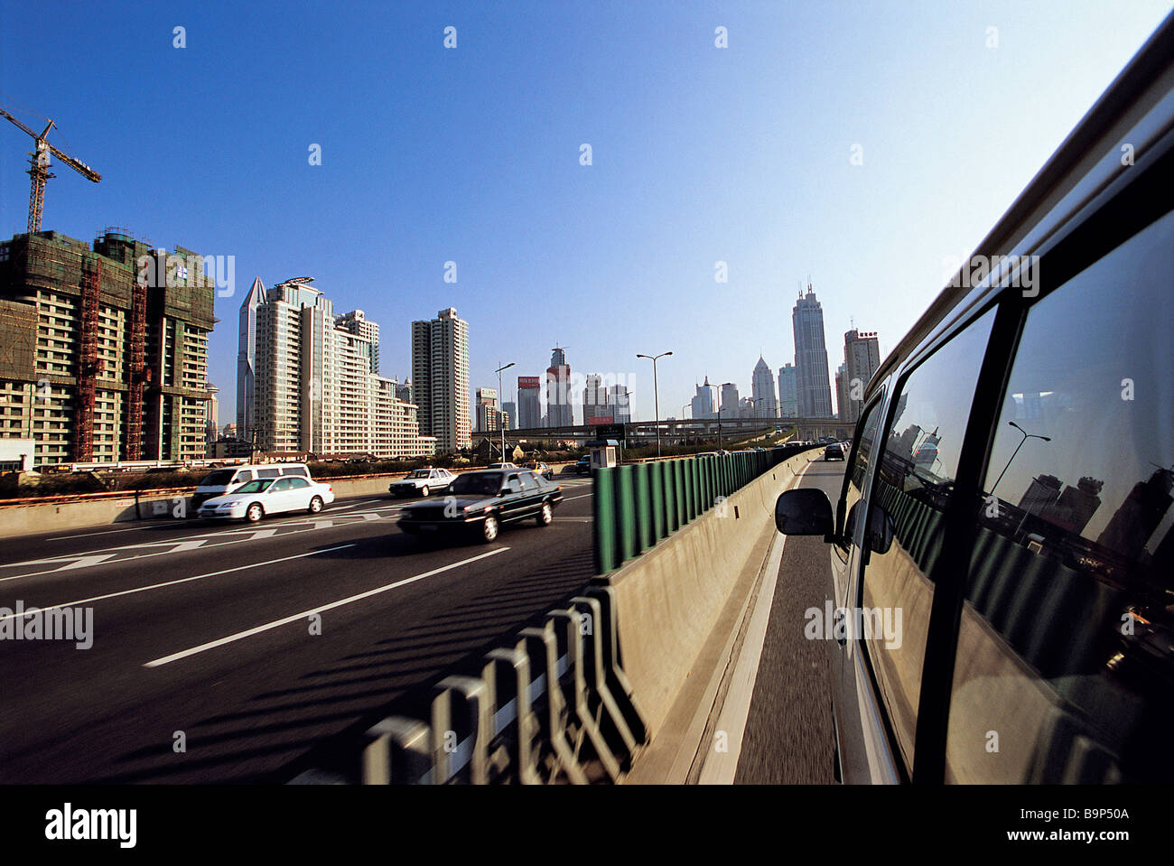La Chine, Shanghai, roulant sur une autoroute urbaine Banque D'Images