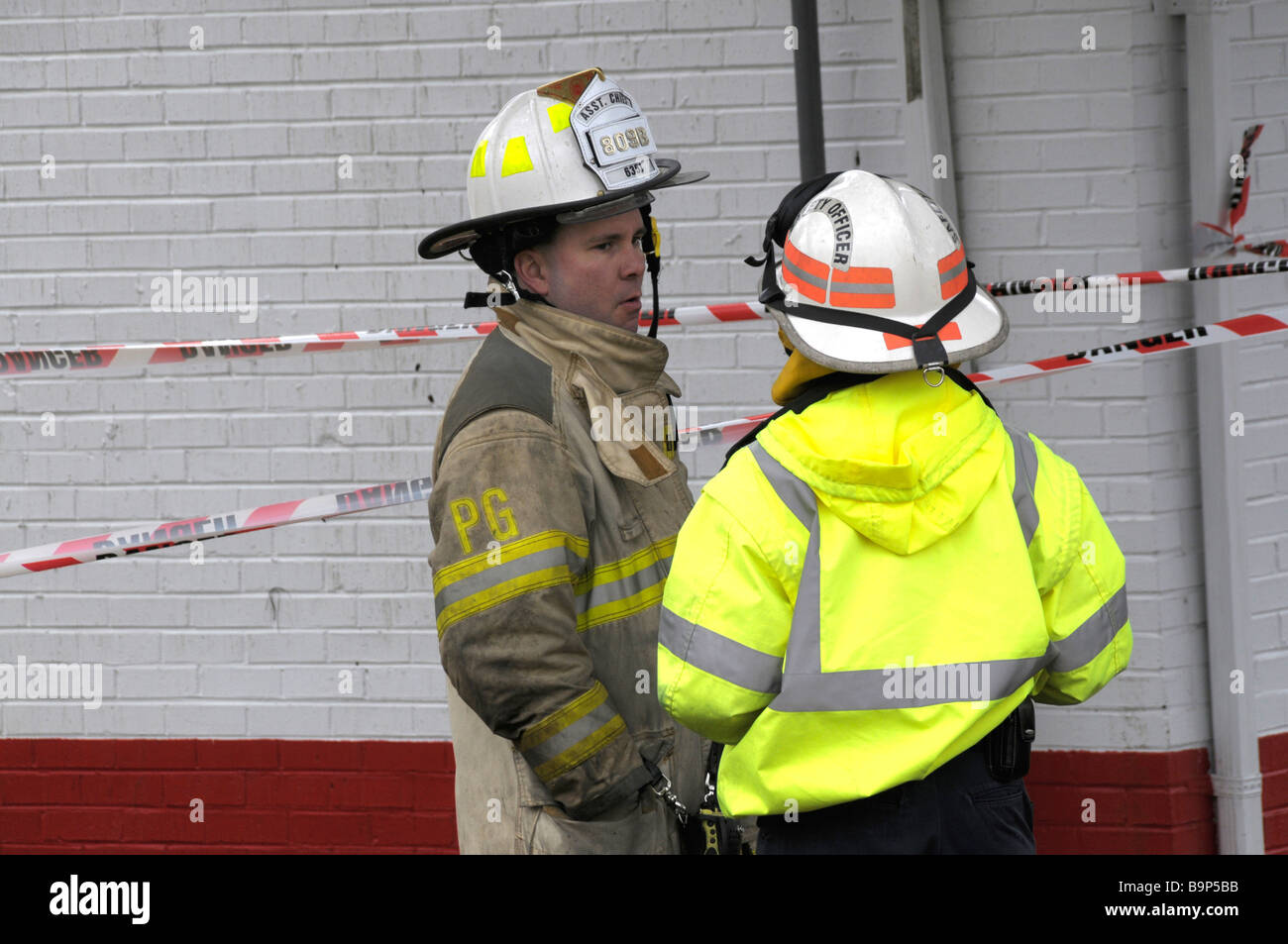 Deux pompiers discuter de stratégie à un bâtiment en feu, Riverdale Maryland Banque D'Images