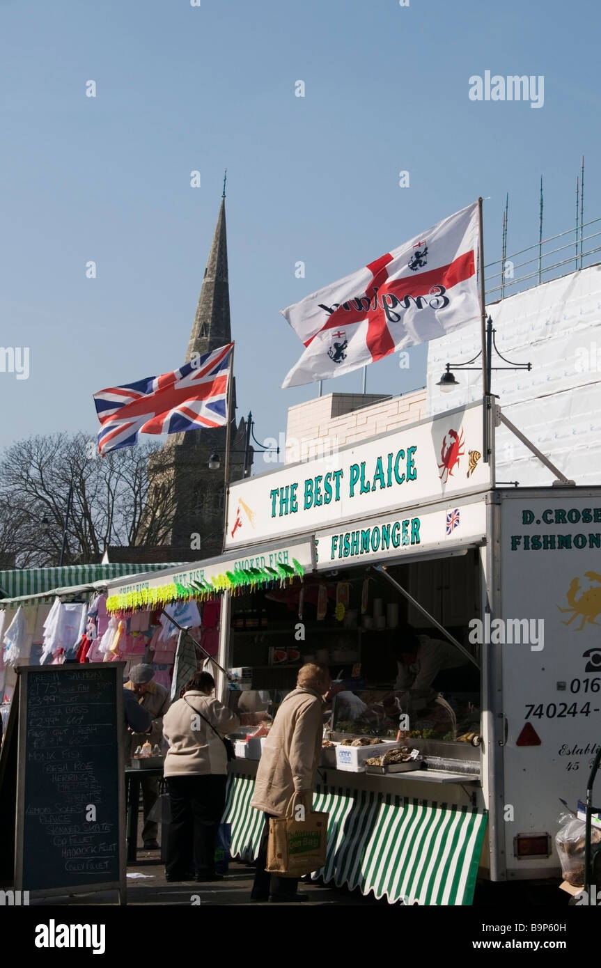 Historique du marché poissonnier Romford shop, signalisation, drapeaux, anglais britannique, menu noir, personnes, Essex, UK, Europe, UNION EUROPÉENNE Banque D'Images
