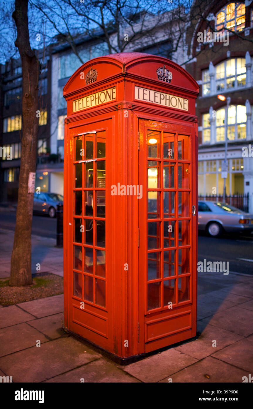 Téléphone rouge traditionnel fort, Londres Banque D'Images