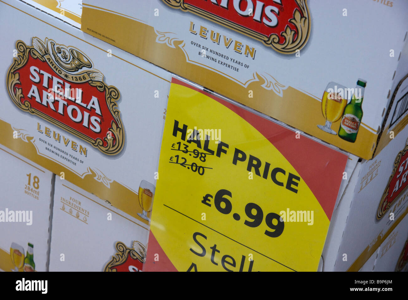 Cheap booze Ecosse moitié prix Stella Tesco mars 2009. €1,37 par litre - 284ml multipack même coût 2017 31,90 €/l d'alcool prix unitaire minimum Banque D'Images