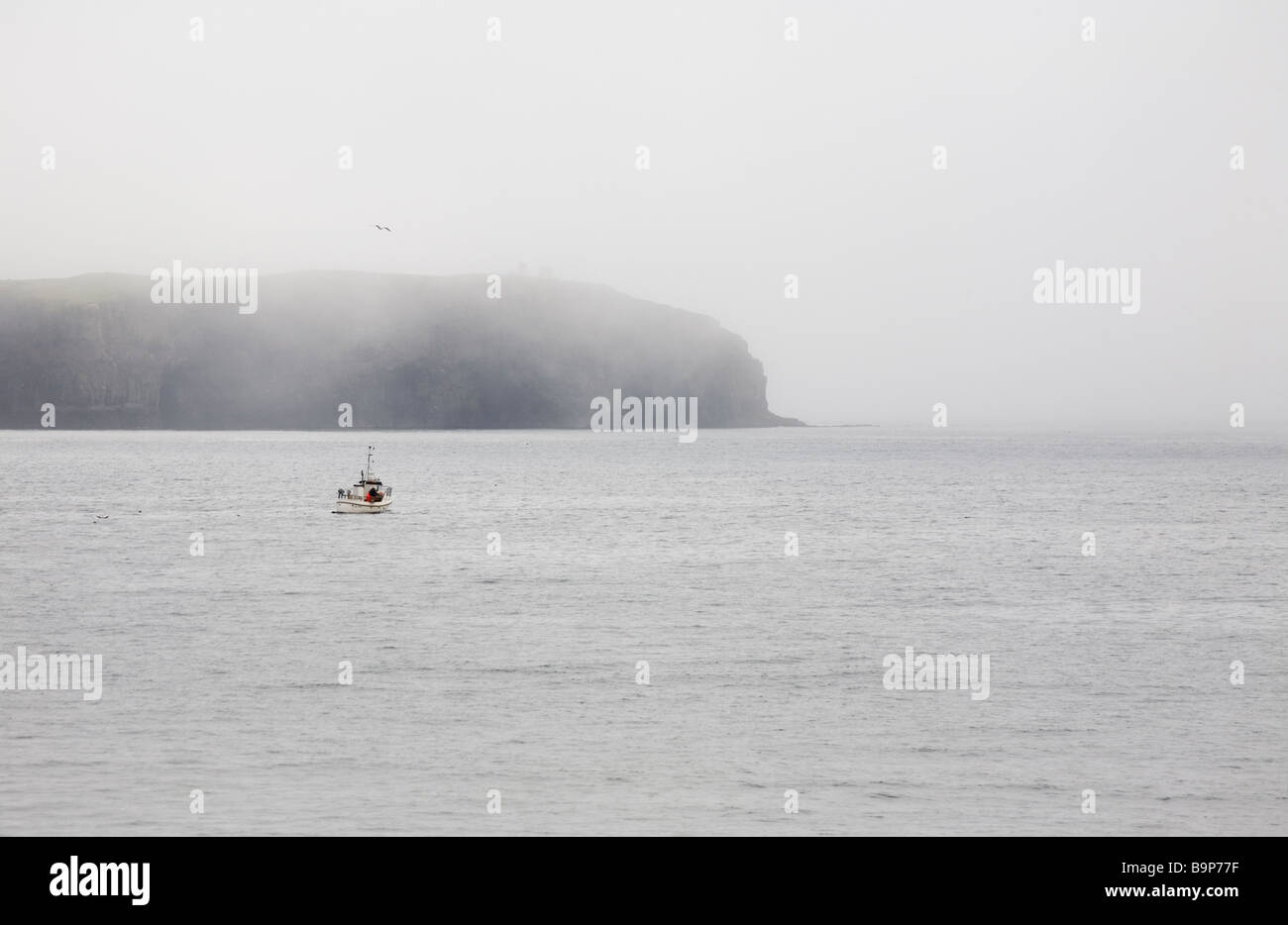 Fishigboat Îles Féroé brouillard Brouillard Pays nordiques Banque D'Images