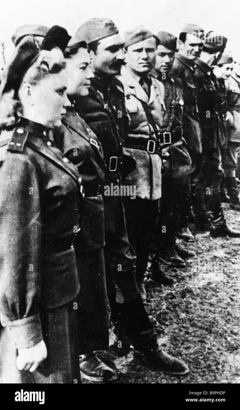 Lieutenants du service médical, Léningradians Polina Taborova et Larisa  Korozina (de gauche à droite) et officiers yougoslaves avant la cérémonie  d'attribution. Des archives privées de L. Korozina-Sedova Photo Stock -  Alamy