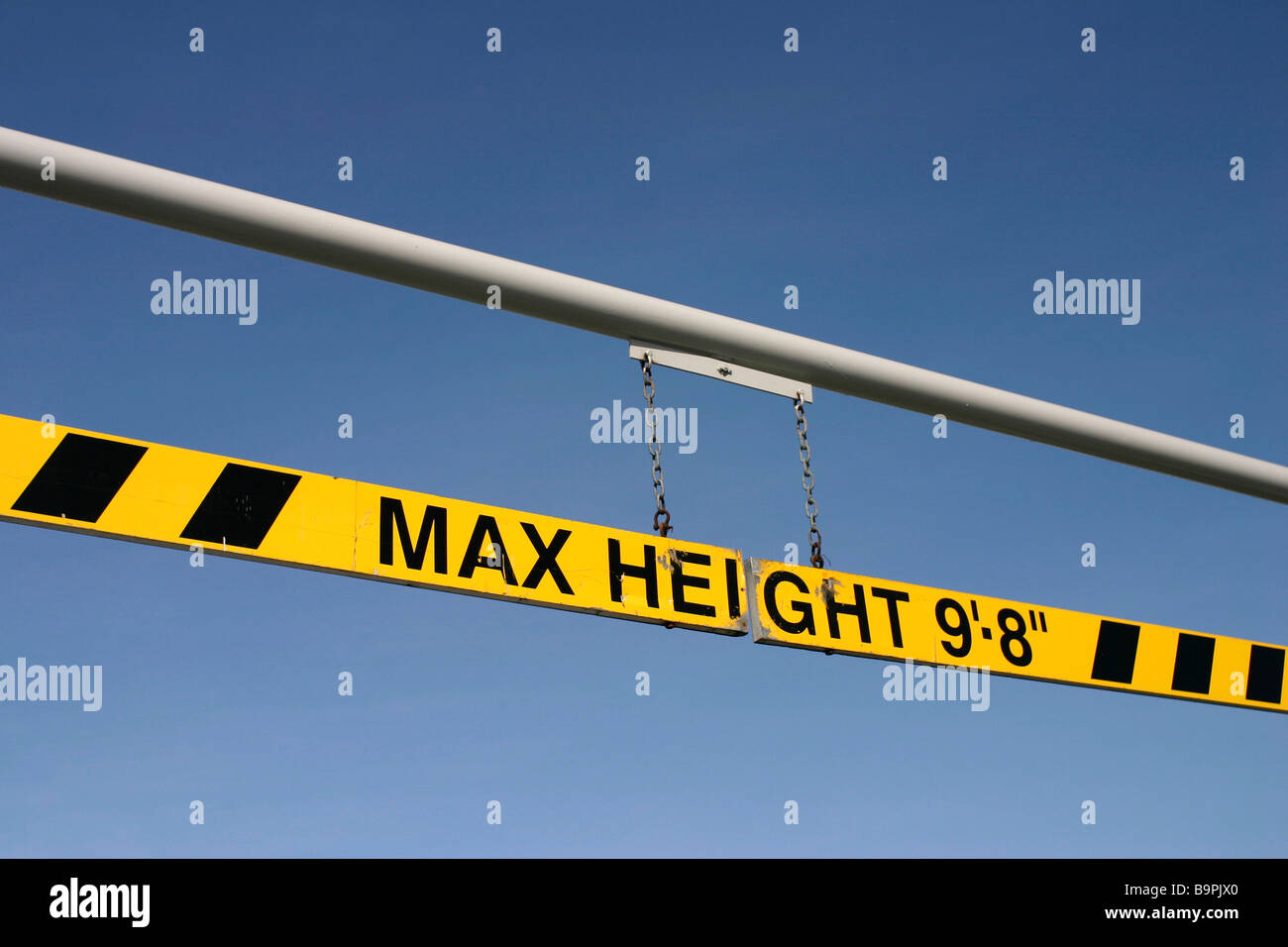 Hauteur Max signe audessus de l'entrée de supermarché Photo Stock Alamy