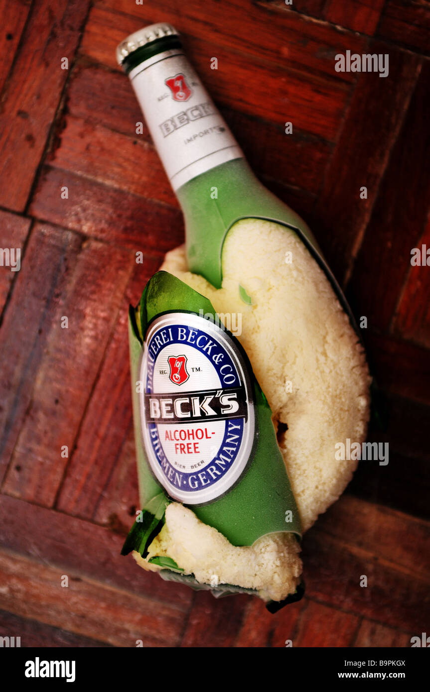 Une bouteille de bière sans alcool Becks qui a explosé dans le congélateur  Photo Stock - Alamy