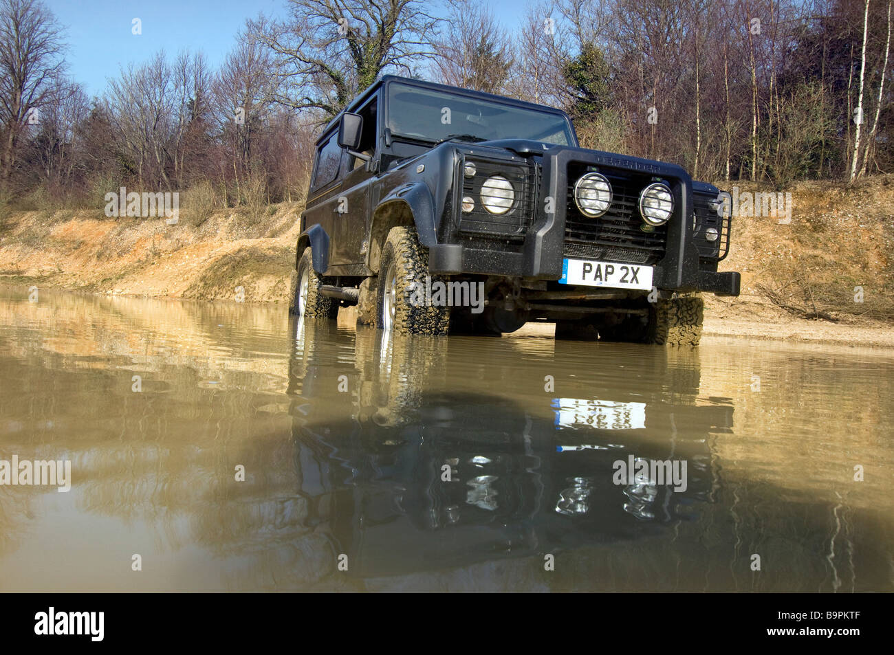Une Land Rover Defender 90 sur un sentier hors route Banque D'Images