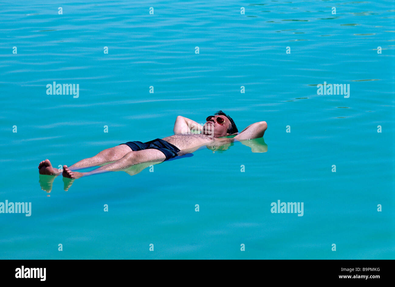 Israël, au sud du district, Dead Sea, Ein Bokek (Newe Zohar), baignade Banque D'Images