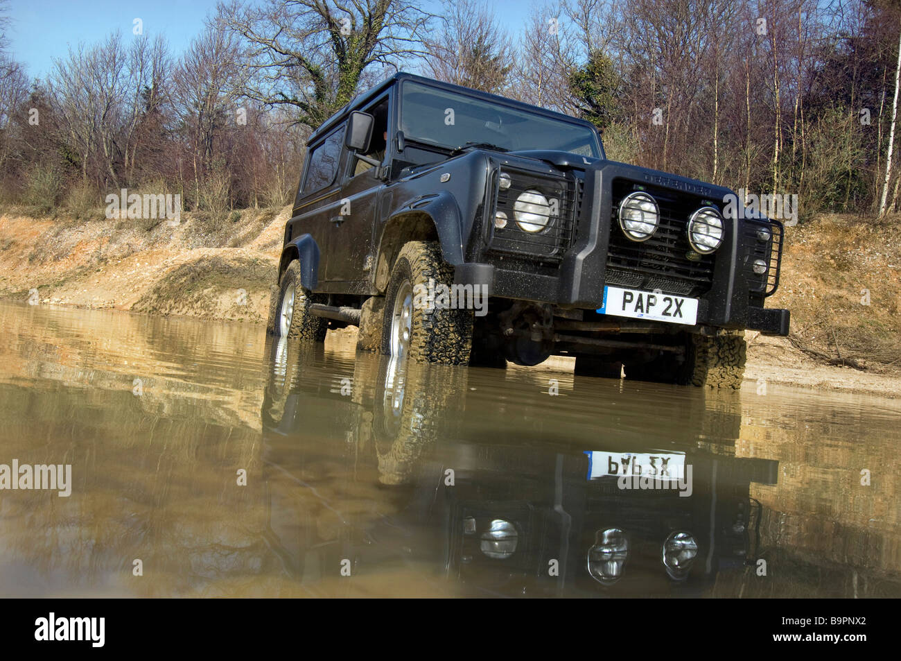 Une Land Rover Defender 90 sur un sentier hors route Banque D'Images