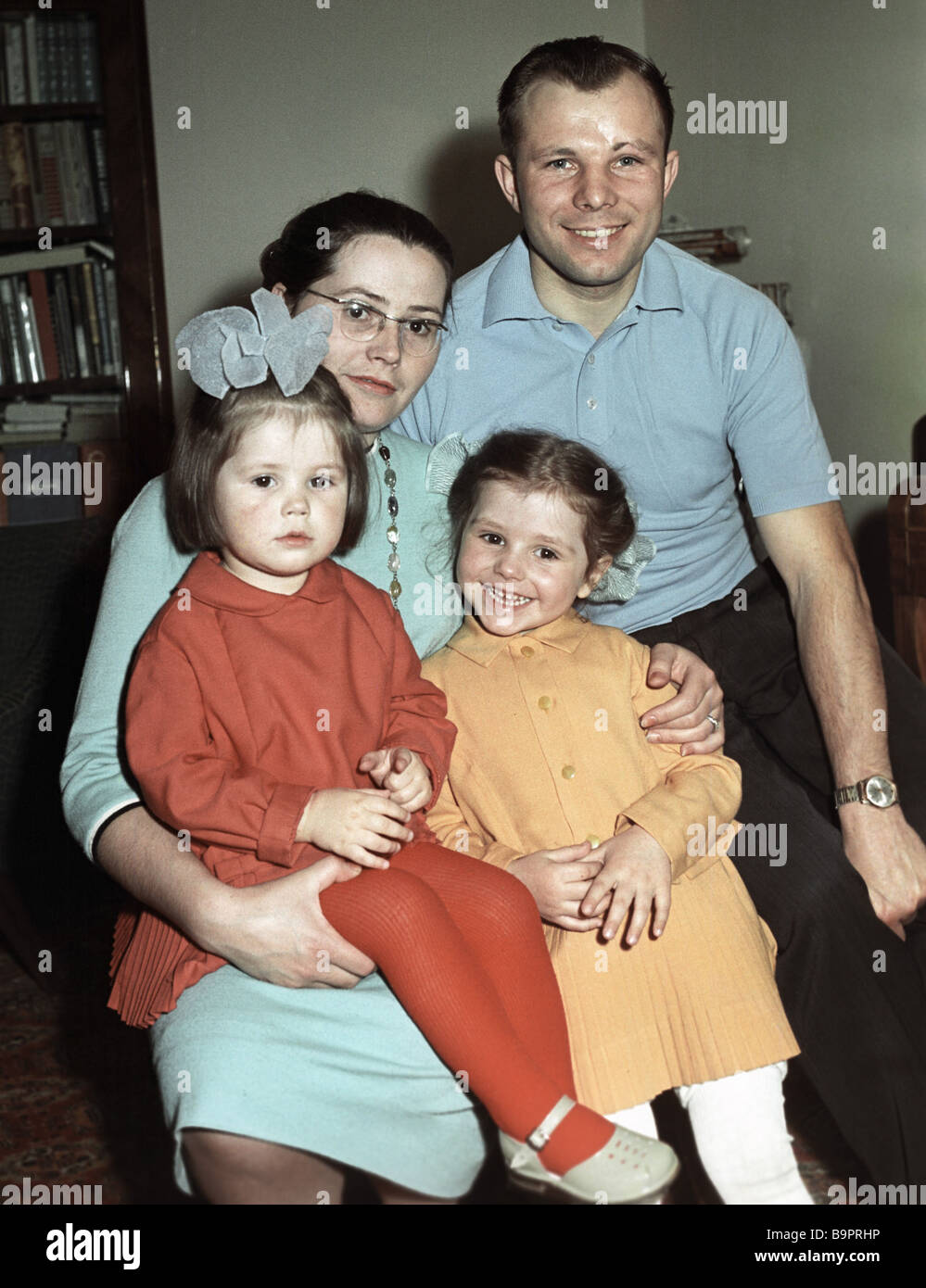 Le Cosmonaute Sovietique Youri Gagarine Pilote Sa Femme Valentina Et Filles Galina Et Elena Photo Stock Alamy