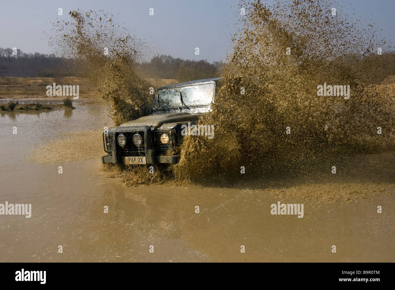 Une Land Rover Defender 90 sur un sentier hors route Banque D'Images