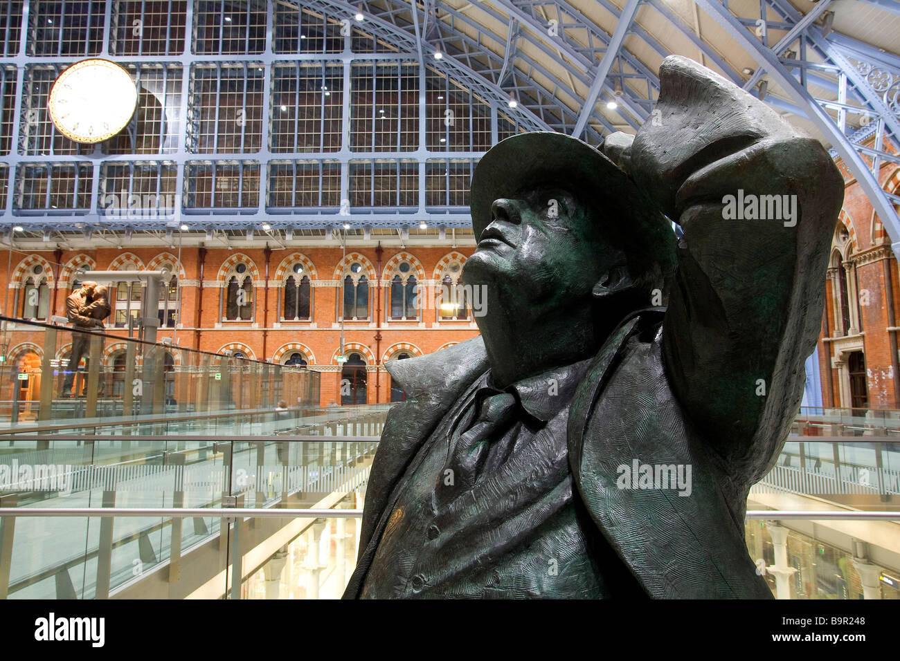 Royaume-uni, Londres, St Pancras International Station de train, la sculpture par Martin Jennings représente Sir John Betjeman Banque D'Images