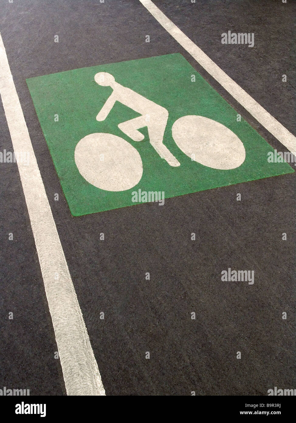 Voie cyclable désignée symbole peint sur route à Paris, France Banque D'Images