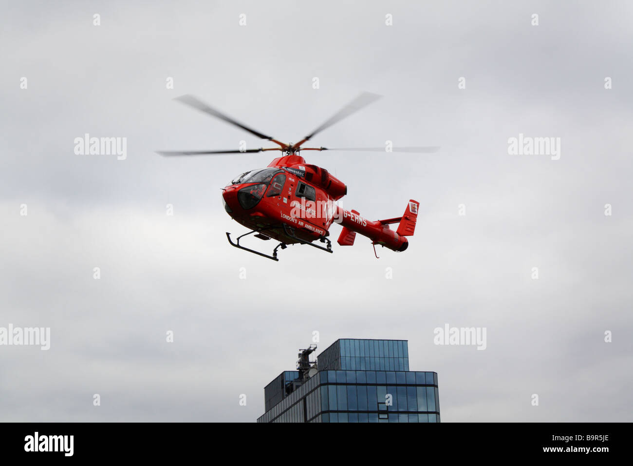 Virgin London Air Ambulance venant pour l'atterrissage. Banque D'Images