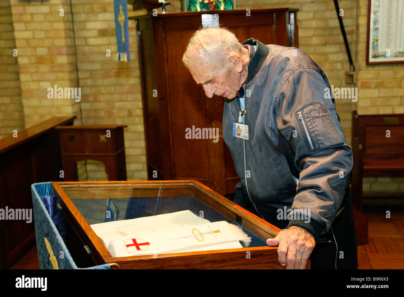 Un vétéran de guerre australien étudie le livre du souvenir à la chapelle de la RAF, Biggin Hill, Bromley, Kent, Londres, Angleterre, Royaume-Uni. Banque D'Images