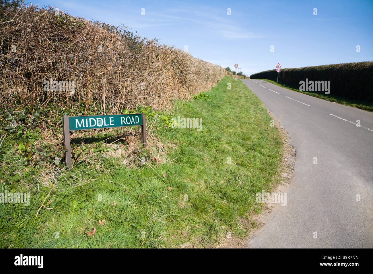 Panneau routier. Middle Road. Une route de campagne à la frontière du Hampshire et du Dorset. UK. Banque D'Images