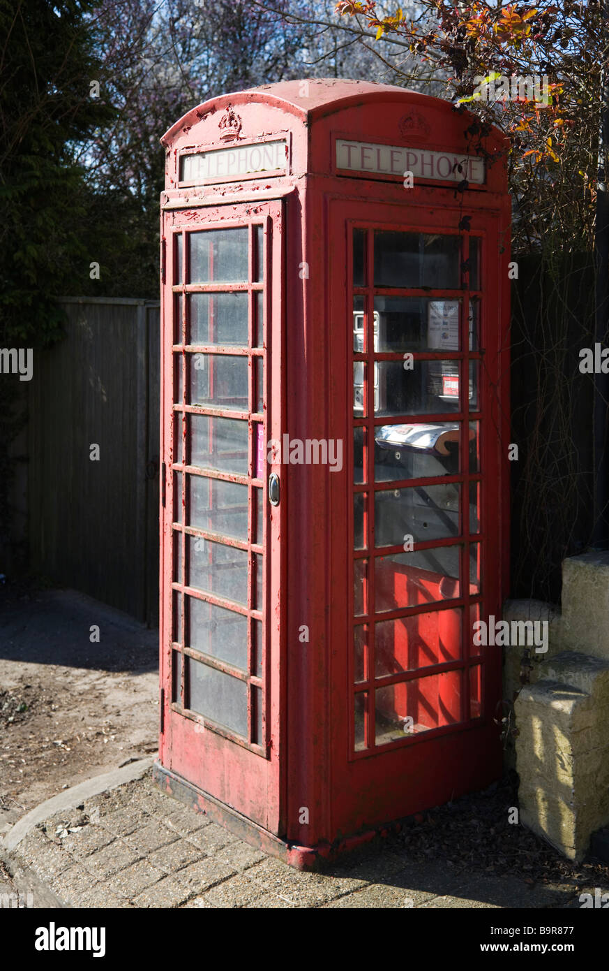 Un traditionnel K6 téléphone rouge fort. Frontières du Hampshire et du Dorset. UK. Mais travailler dans le besoin de rénovation. Banque D'Images
