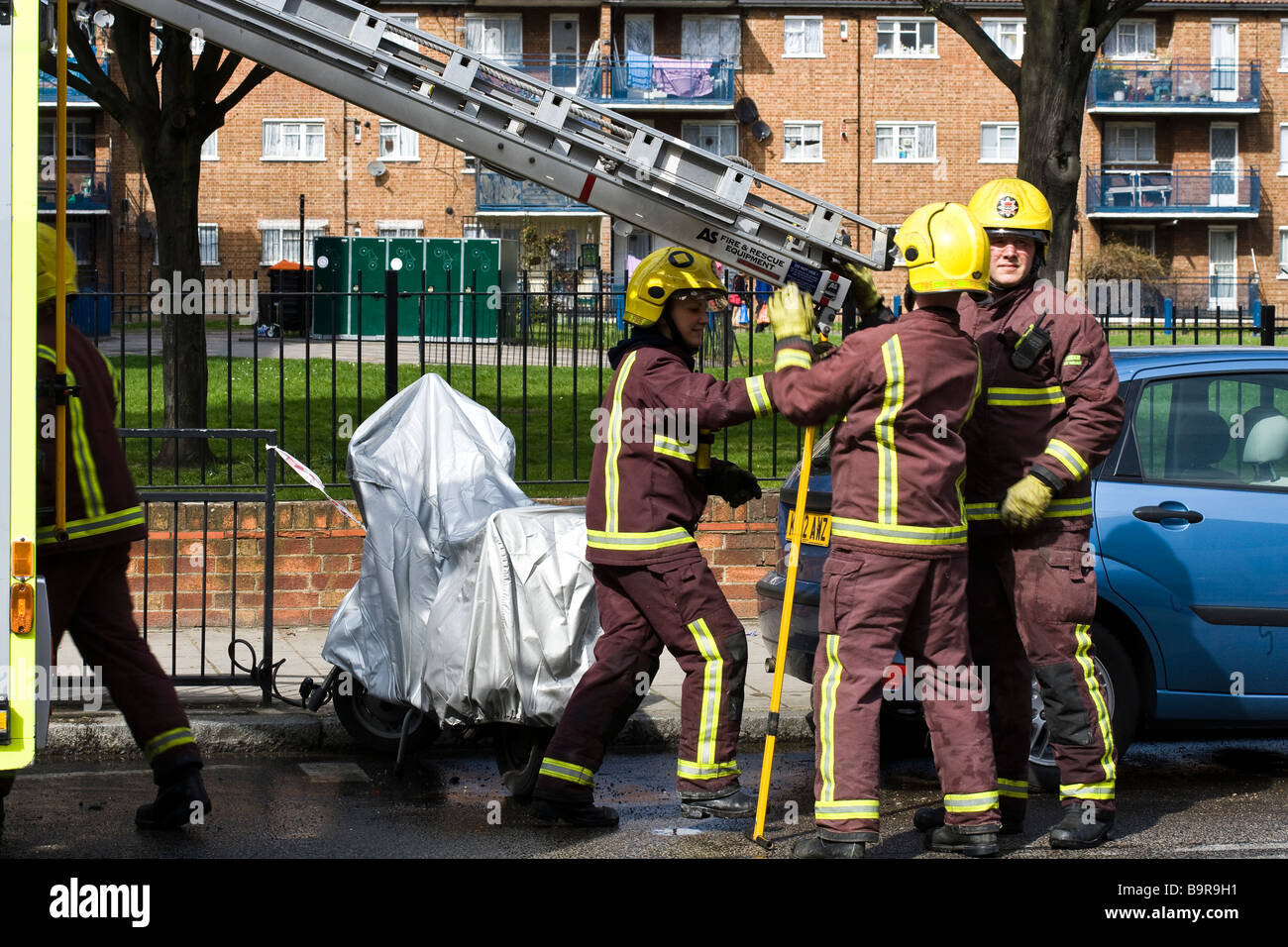 Uk échelle incendie Incendie moteur hommes femme Banque D'Images