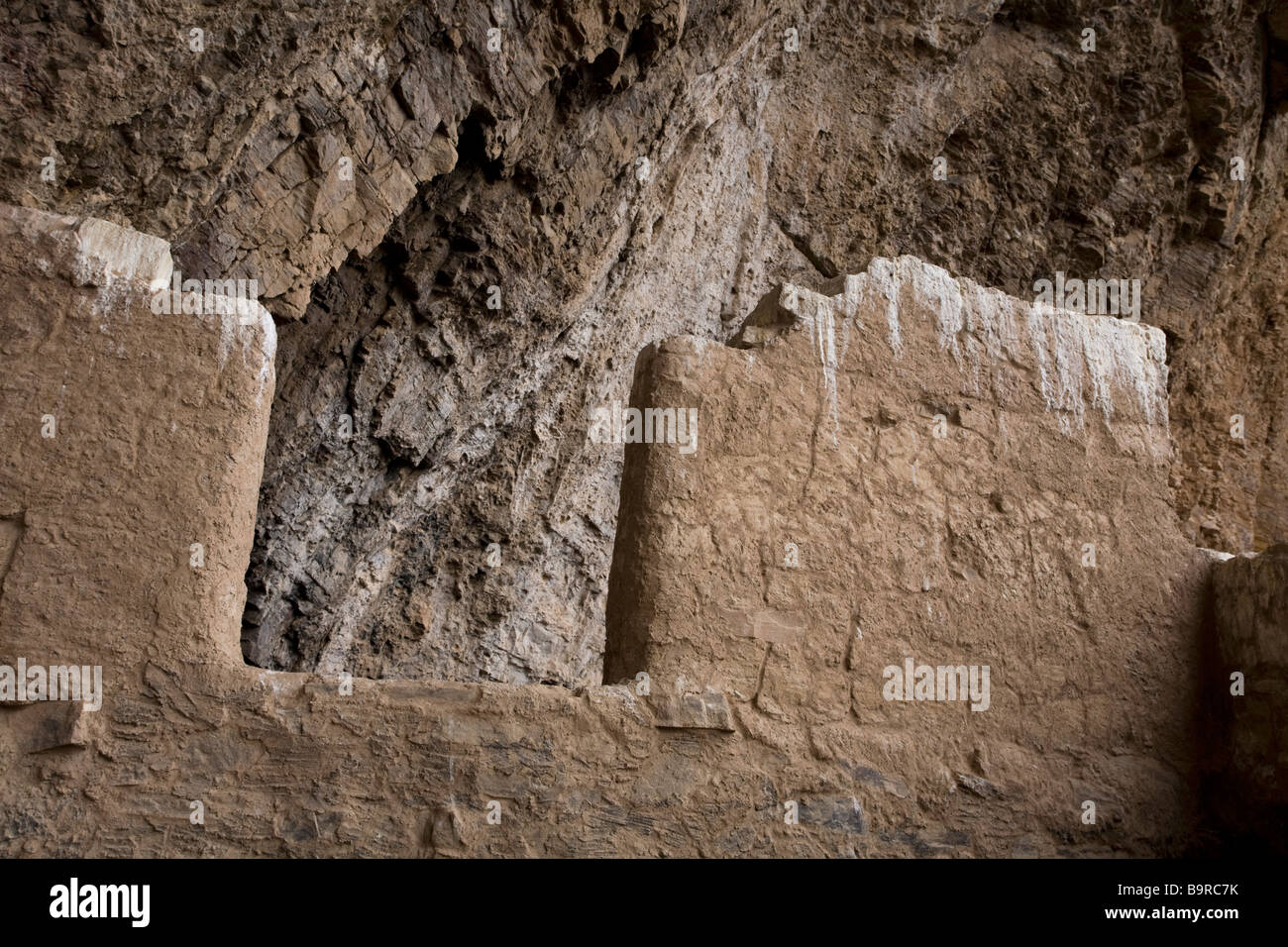 La partie supérieure de la falaise une habitation Salado préhistorique ruine à Tonto National Monument Central Arizona Banque D'Images