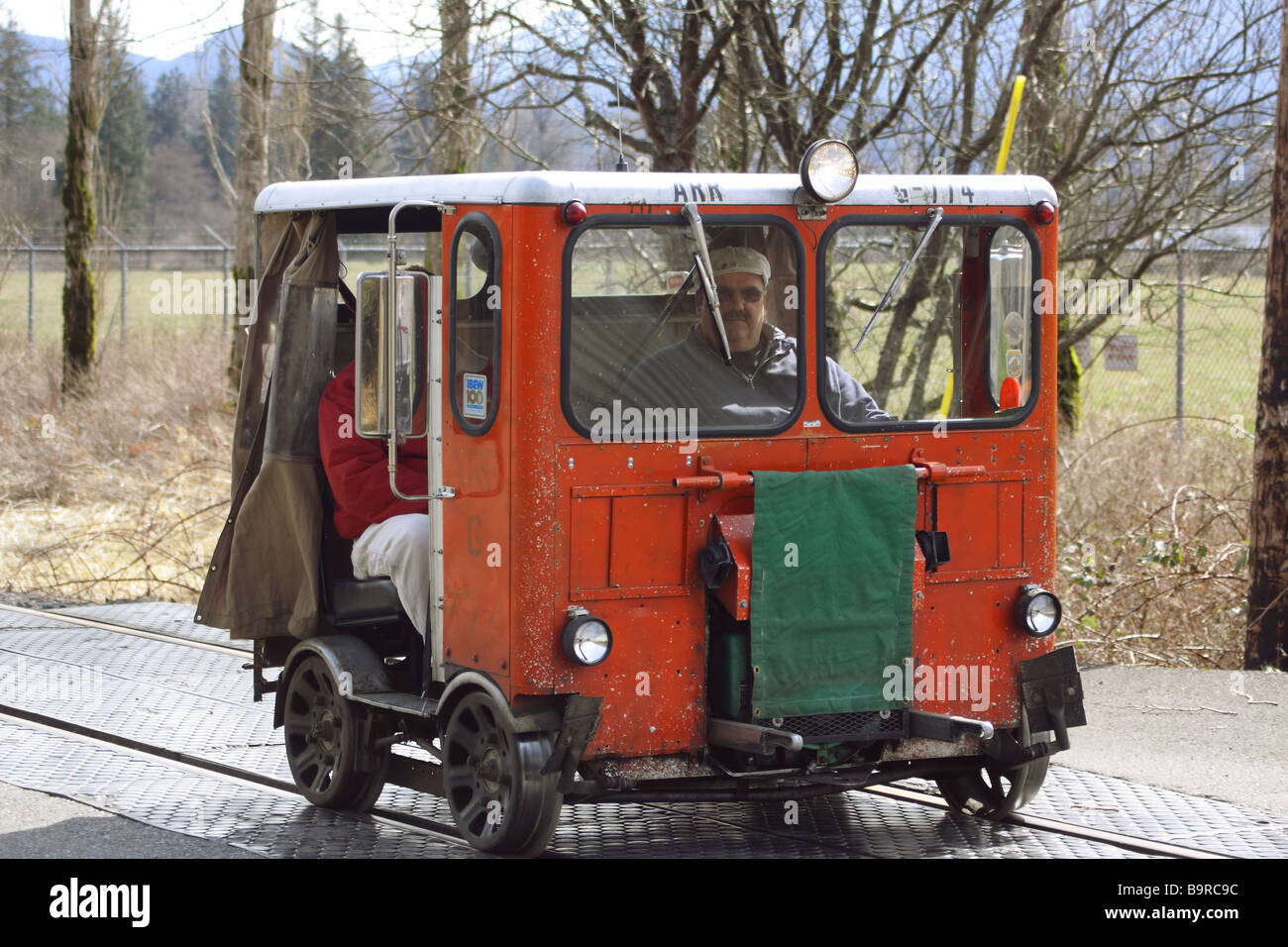 Une seule petite railcar équitation les pistes dans la vallée de Snoqualmie supérieure dans la chaîne des Cascades dans l'État de Washington, USA. Banque D'Images