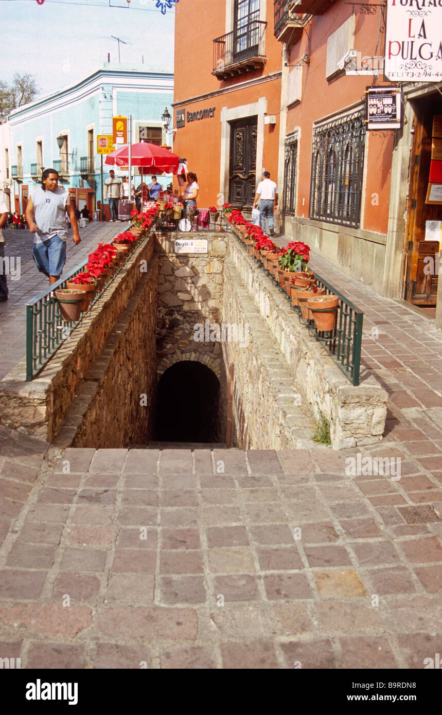 Étapes menant à la célèbre tunnels dans la ville coloniale de Guanajuato au Mexique Photo Stock