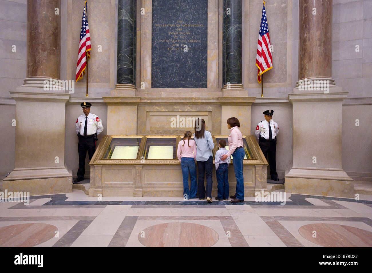 Washington DC, la rotonde des Archives nationales voir en famille la Constitution des États-Unis d'Amérique Banque D'Images