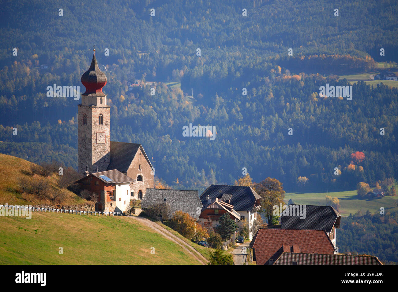L'église St Nikolaus près de Mittelberg en face de la montagne Sciliar Trentino Italie Renon Banque D'Images