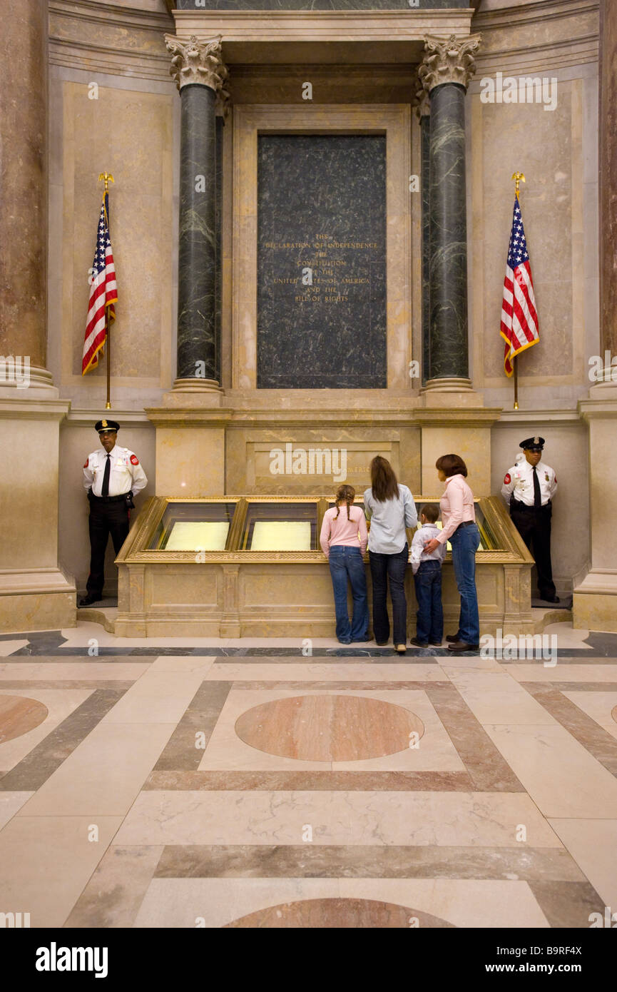 Washington DC, la rotonde des Archives nationales voir en famille la Constitution des États-Unis d'Amérique Banque D'Images