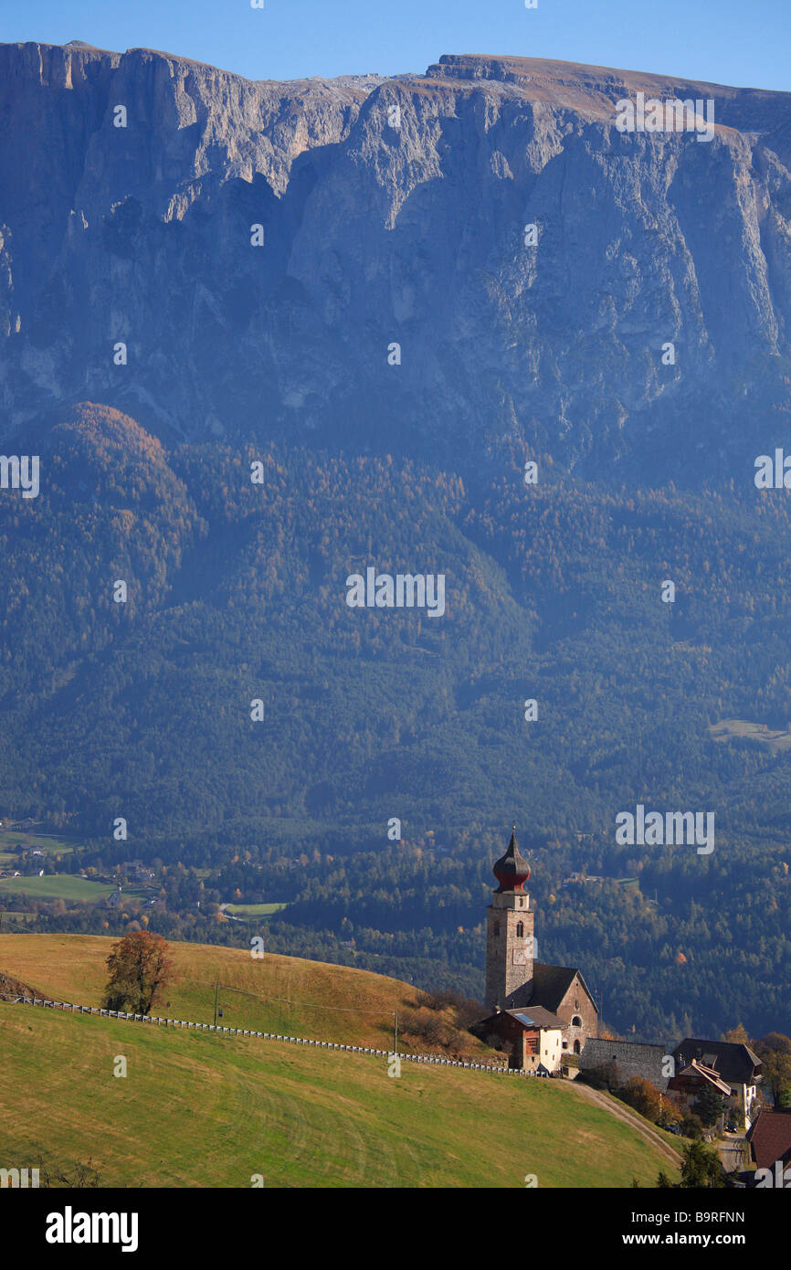L'église St Nikolaus près de Mittelberg en face de la montagne Sciliar Trentino Italie Renon Banque D'Images