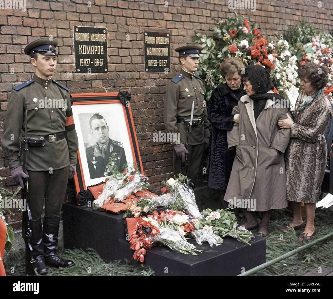 La cérémonie d'inhumation de Vladimir Komarov URSS cosmonaute ...