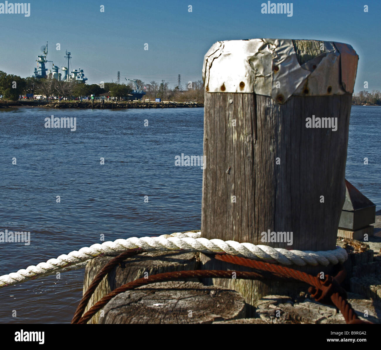 Voile empilage sur le fleuve avec la corde et le fil avec de l'eau et battleship en arrière-plan, l'USS North Carolina Banque D'Images