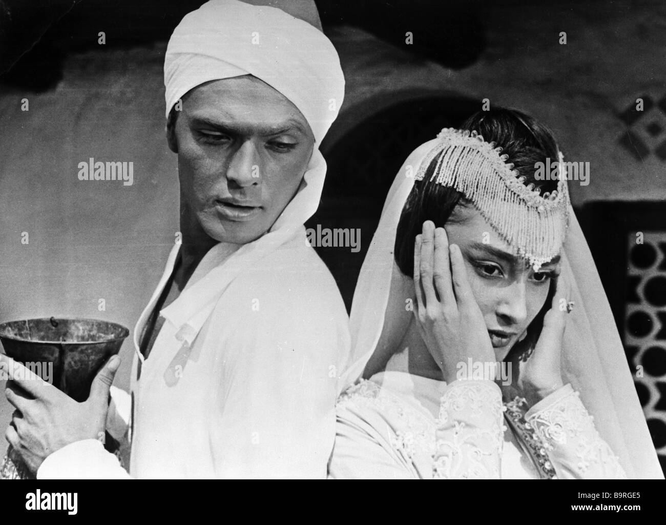 Boris acteurs Bystrov comme Aladdin gauche et Dodo comme Budhur Chogovadze princesse dans le film Aladdin et sa lampe magique Banque D'Images