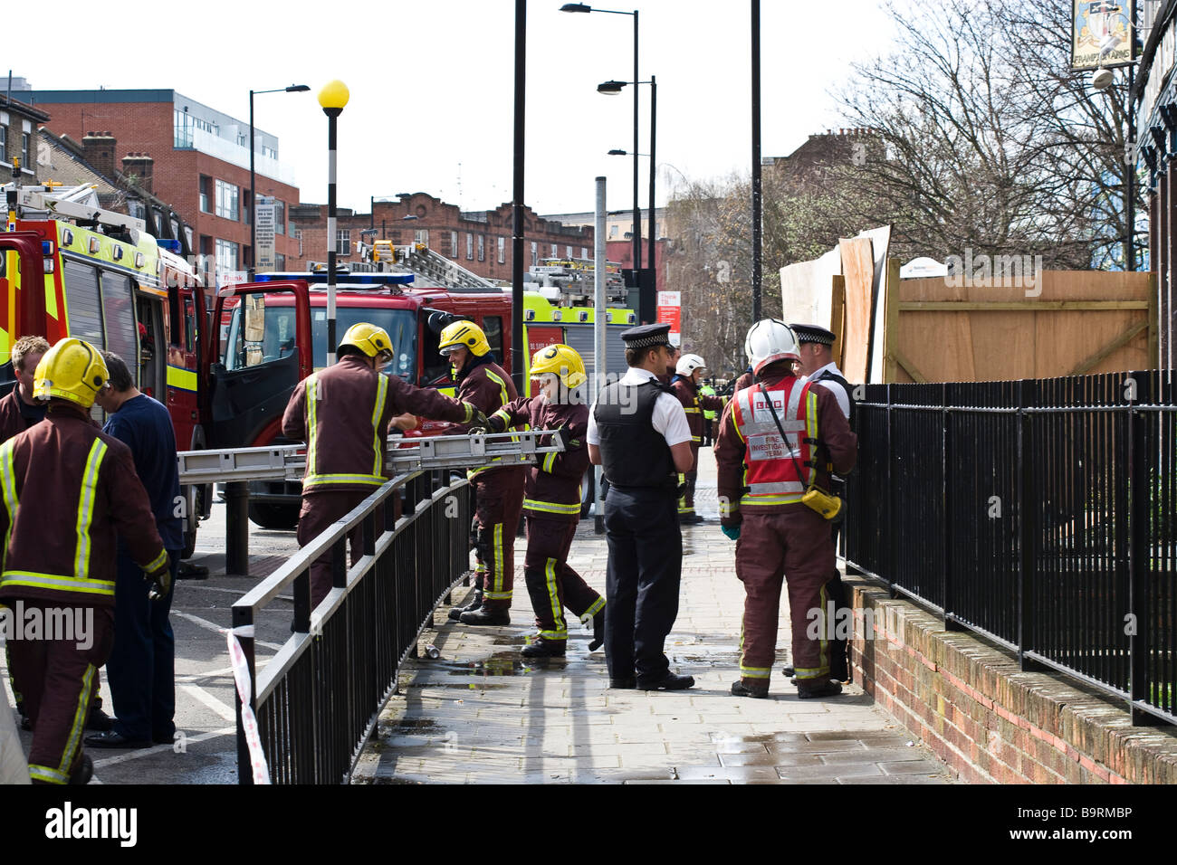 Uk échelle incendie Incendie moteur hommes femme Banque D'Images