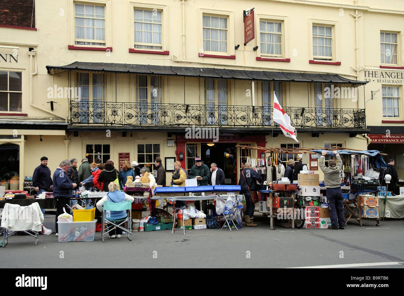 Marché le samedi à Lymington High Street dans le sud de l'Angleterre hampshire UK Banque D'Images