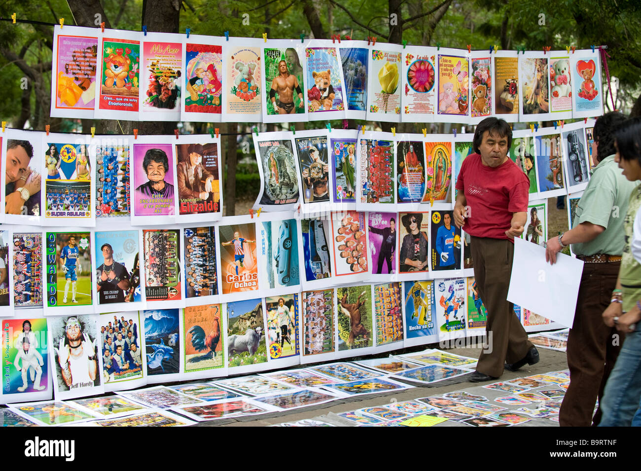 Prnits de celebraties, icônes religieuses et Peintures en vente sur le marché de l'Alameda Central Park dans la ville de Mexico Banque D'Images