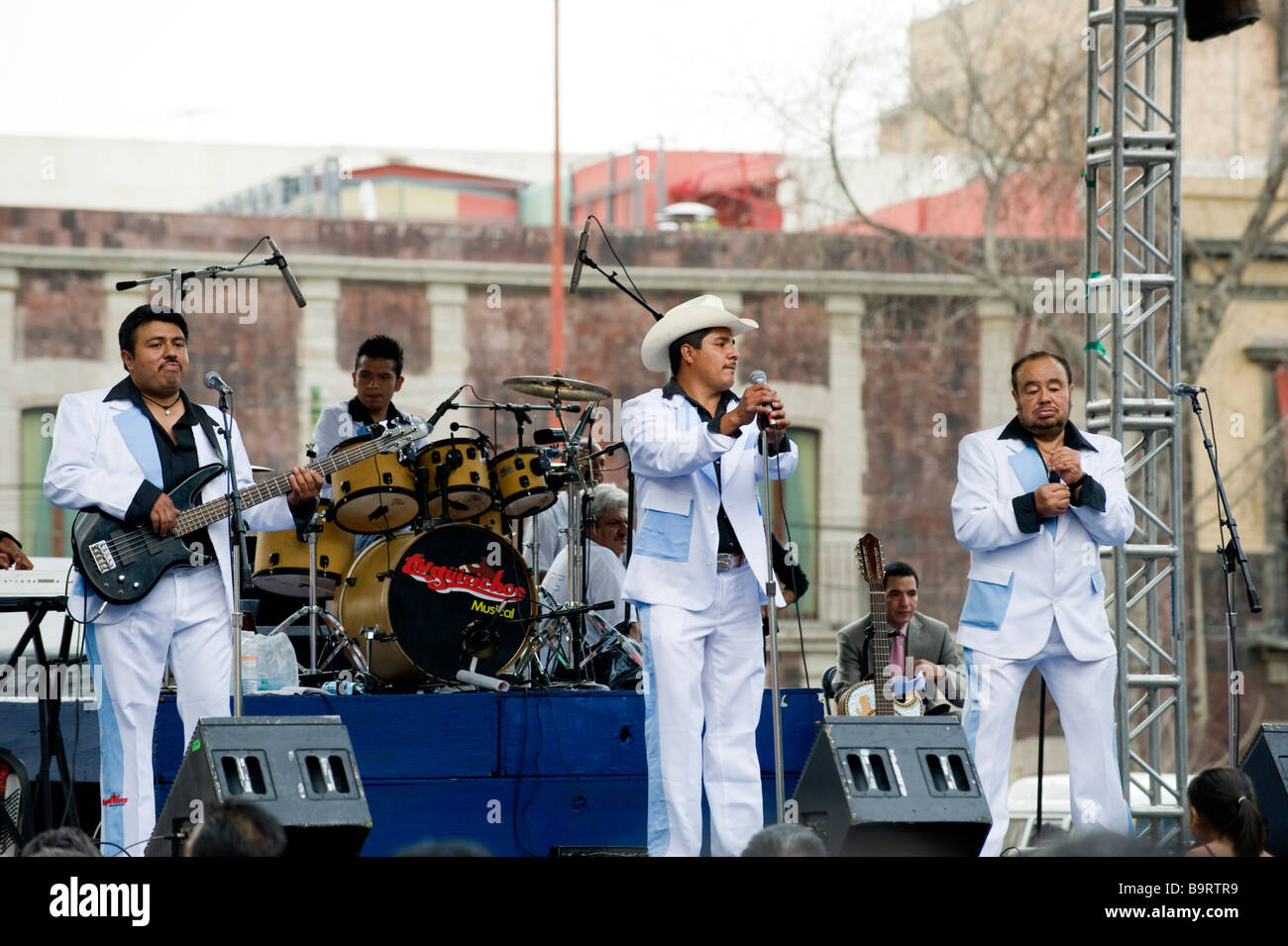 Dimanche après-midi au parc Alameda à Mexico avec musique live et danse la foule. Banque D'Images