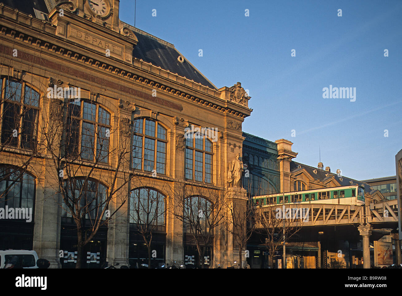 Train sur la ligne 5 du métro de quitter la gare d