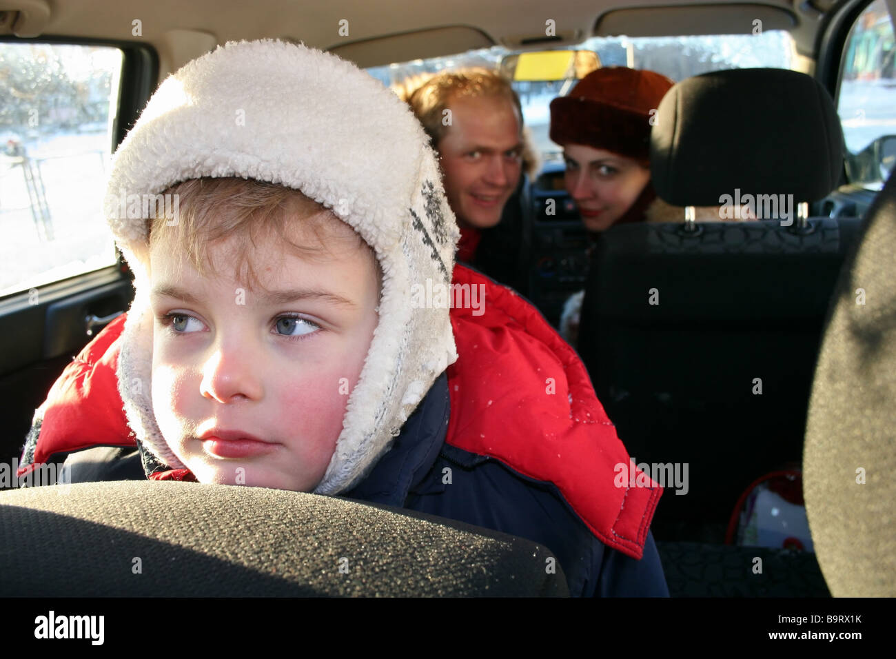 Sad boy en hiver voiture familiale Banque D'Images